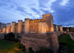 Дворец Альхаферия – считается в Испании памятником мавританской культуры, был он построен за пределами города в 1030 – 1081 г. Аль Муктадиром